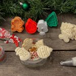 Christmas Cookie Dippers from Farmwife Feeds are a fun treat to make with the kids, leave for Santa or as a party treat. #cookiedippers #sugarcookies #holidaycookies #christmas