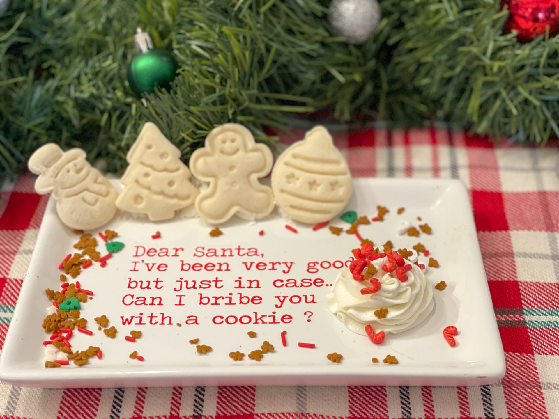 Christmas Cookie Dippers from Farmwife Feeds are a fun treat to make with the kids, leave for Santa or as a party treat. #cookiedippers #sugarcookies #holidaycookies #christmas