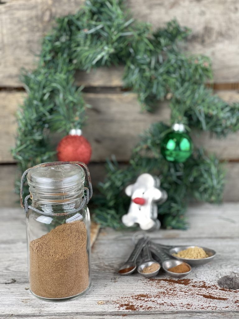Homemade Gingerbread Spice Mix from Farmwife Feeds is a holiday must, a mix of 5 common spices for that Christmas holiday favorite! #spicemix #gingerbread