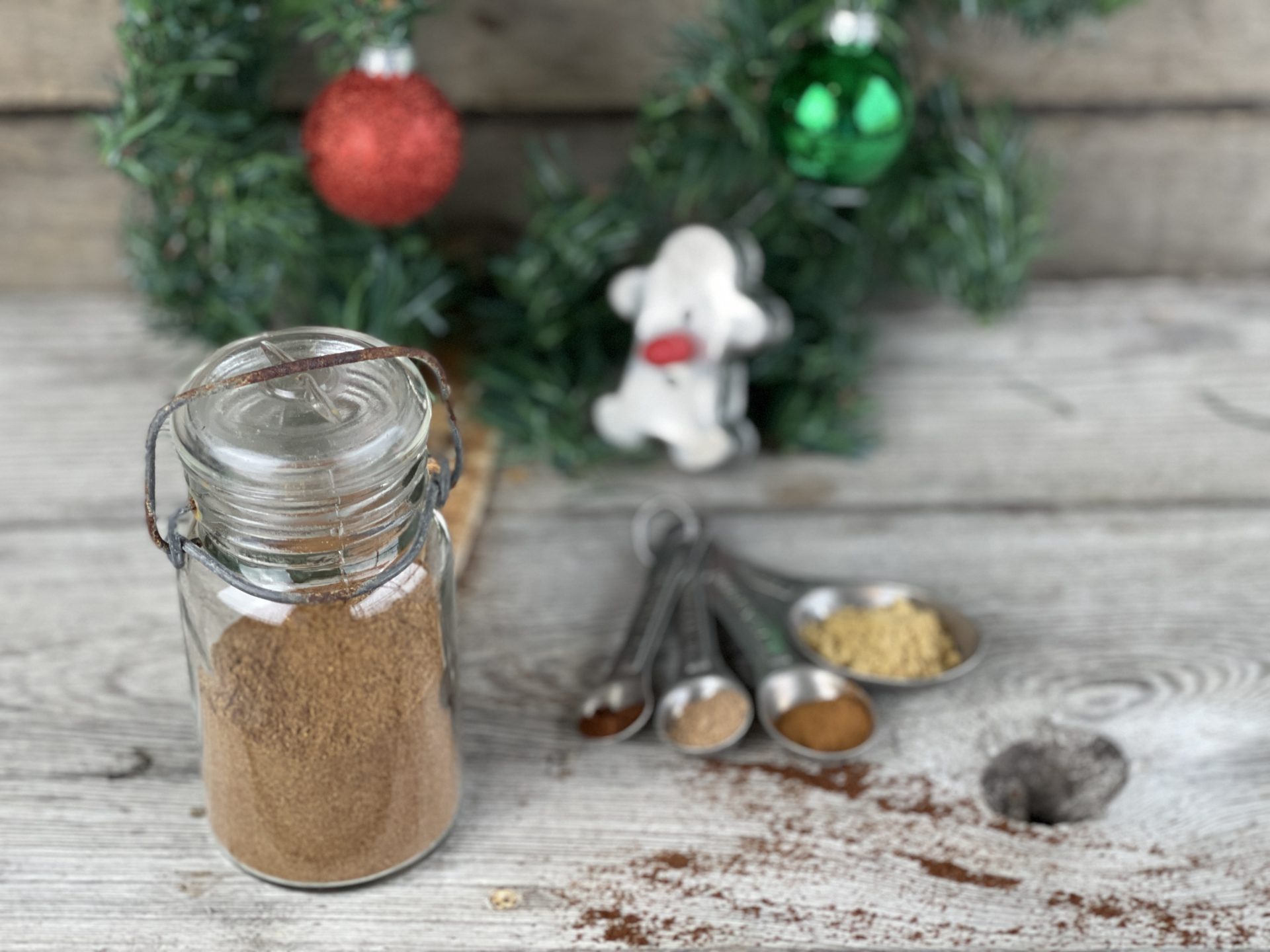 Homemade Gingerbread Spice Mix from Farmwife Feeds is a holiday must, a mix of 5 common spices for that Christmas holiday favorite! #spicemix #gingerbread