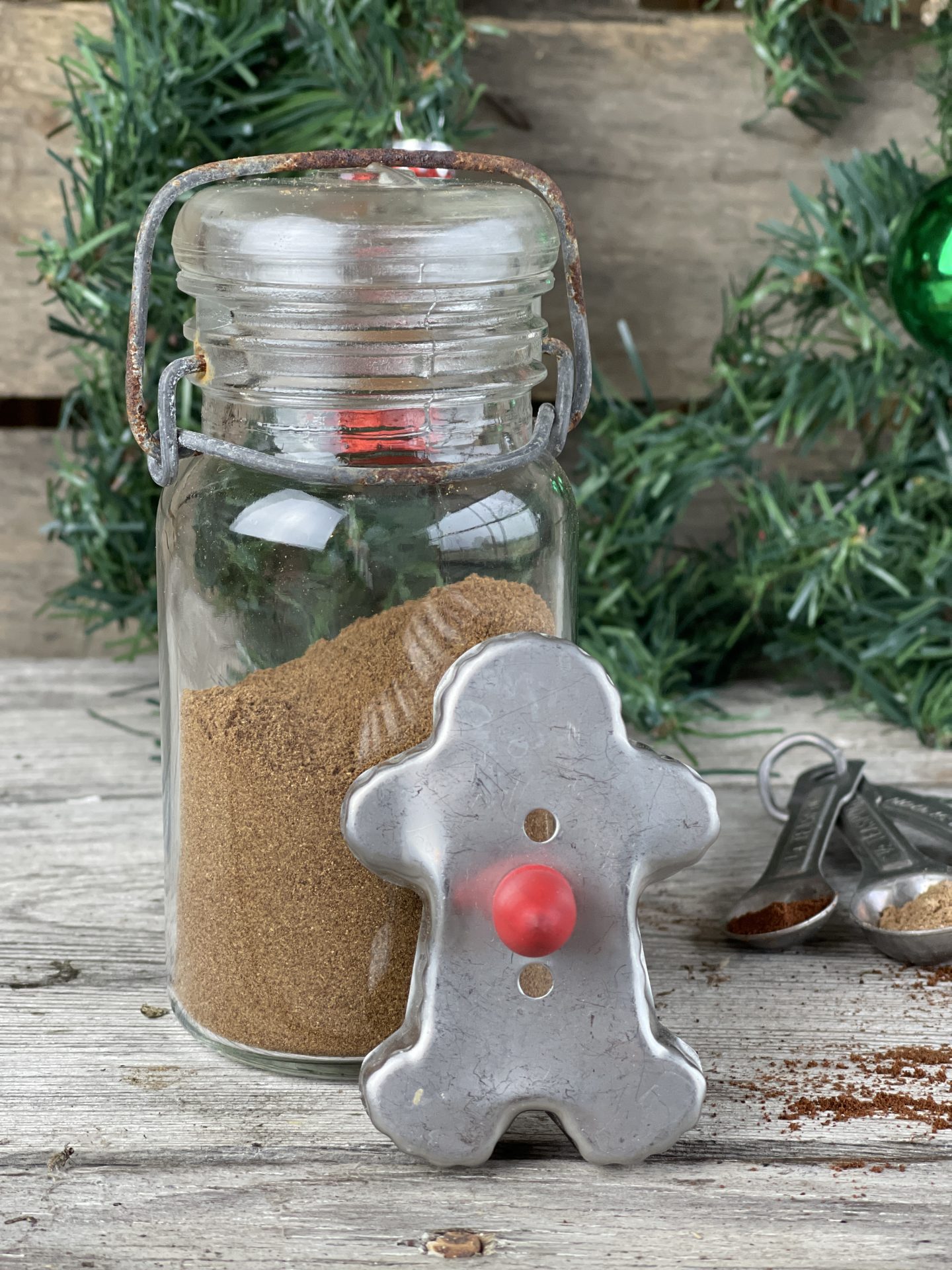 Homemade Gingerbread Spice Mix from Farmwife Feeds is a holiday must, a mix of 5 common spices for that Christmas holiday favorite! #spicemix #gingerbread