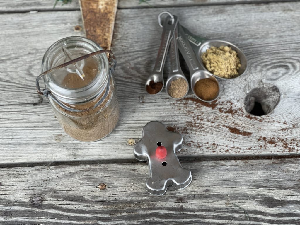 Homemade Gingerbread Spice Mix from Farmwife Feeds is a holiday must, a mix of 5 common spices for that Christmas holiday favorite! #spicemix #gingerbread