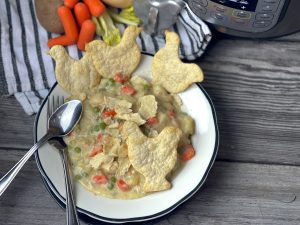 Instant Pot Chicken Pot Pie from Farmwife Feeds. A comfort food dish that takes less time than traditional but just as delicious! #chicken #potpie #instantpot