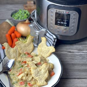 Instant Pot Chicken Pot Pie from Farmwife Feeds. A comfort food dish that takes less time than traditional but just as delicious! #chicken #potpie #instantpot