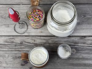 Homemade White Hot Chocolate Mix from Farmwife Feeds. A dry ingredient mix made in big batches so you can easily mix one cup of hot cocoa at a time. #whitechocolate #hotcocoa #milk
