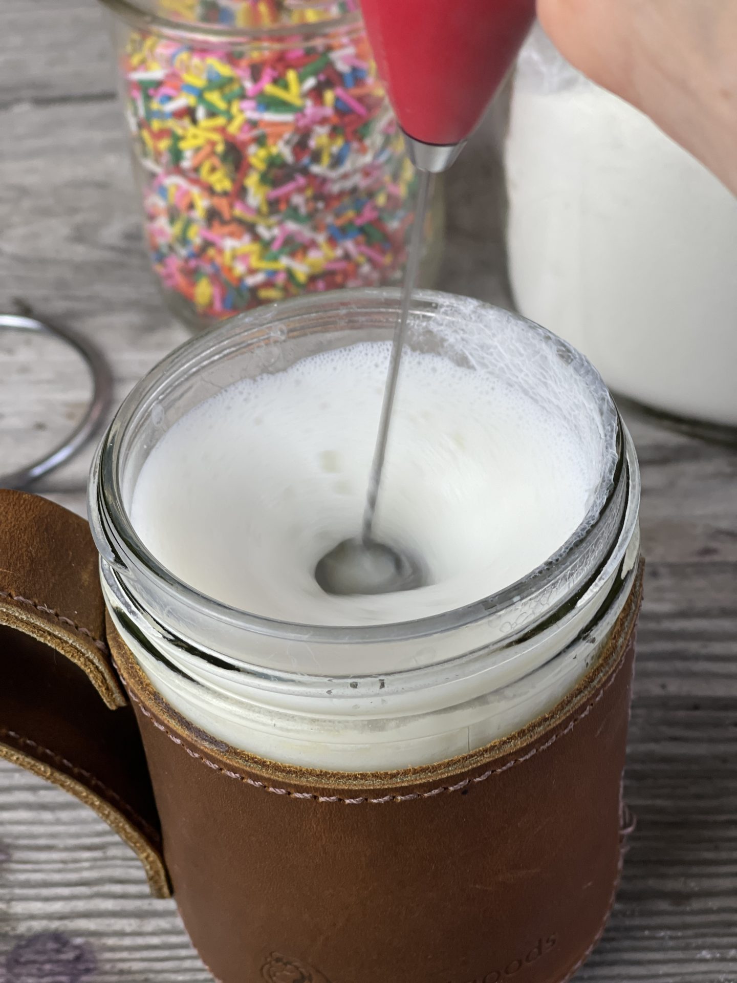 Homemade White Hot Chocolate Mix from Farmwife Feeds. A dry ingredient mix made in big batches so you can easily mix one cup of hot cocoa at a time. #whitechocolate #hotcocoa #milk