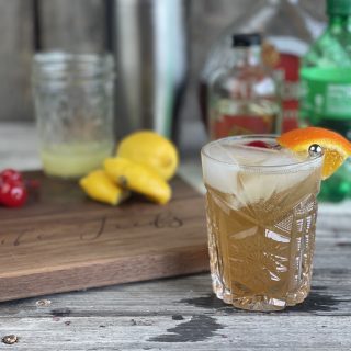 Amaretto Sour from Farmwife Feeds. 4 ingredients to the perfect classic cocktail. #amaretto #amarettosour #classiccocktail