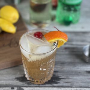 Amaretto Sour from Farmwife Feeds. 4 ingredients to the perfect classic cocktail. #amaretto #amarettosour #classiccocktail
