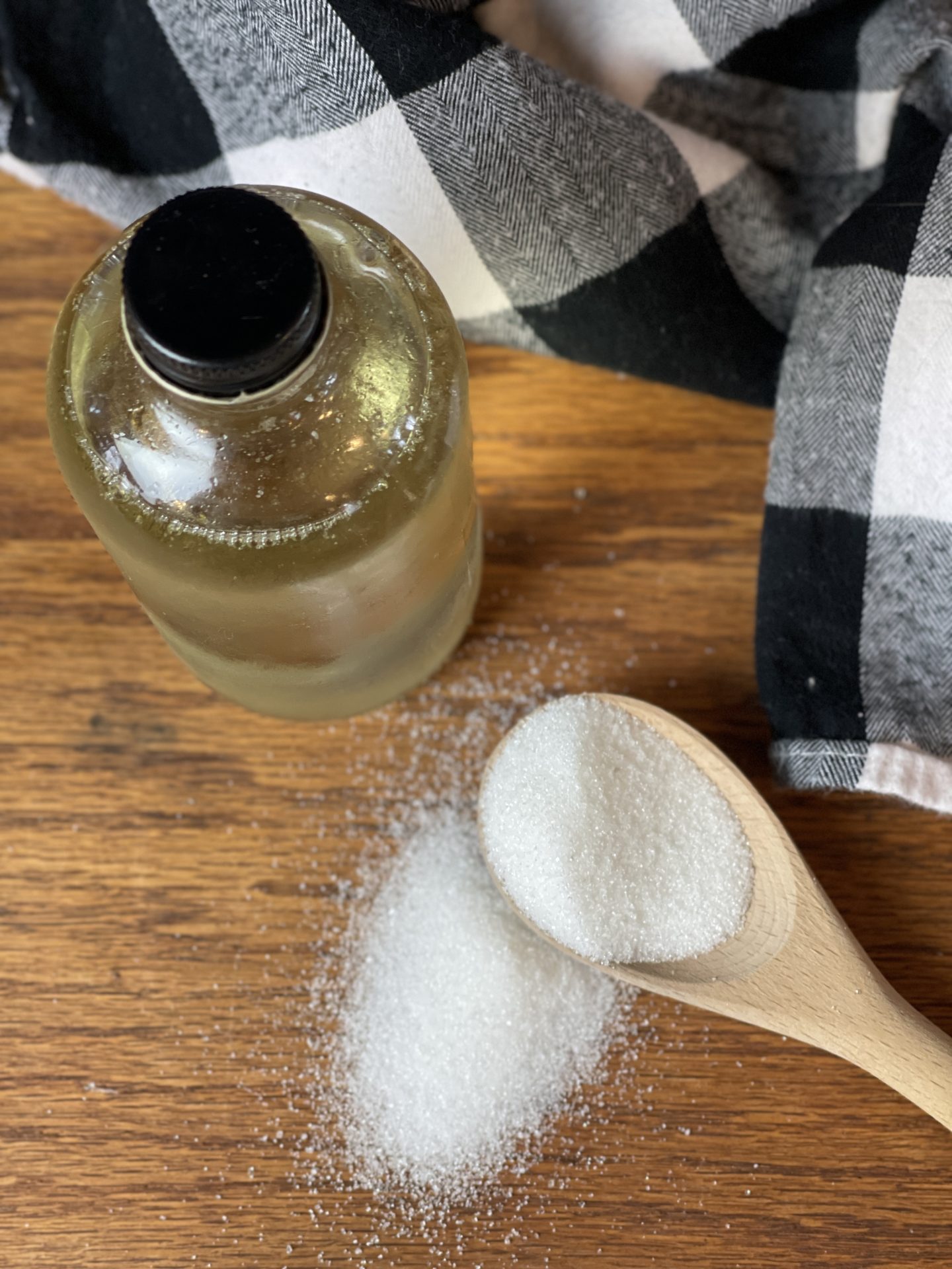 Cocktail Simply Syrup from Farmwife Feeds - a rich sweet simple syrup perfect in all drink recipes that need that tough of sugar. #cocktail #simplesyrup #drinks #sugar