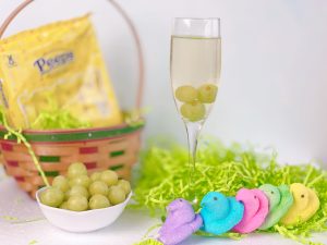 Easter Morning Mimosas from Farmwife Feeds, some sparkling white grape juice and your favorite champagne, prosecco or sparkling wine for a refreshing cocktail. #mimosa #cocktail #Easter