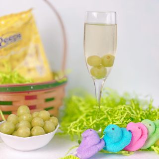 Easter Morning Mimosas from Farmwife Feeds, some sparkling white grape juice and your favorite champagne, prosecco or sparkling wine for a refreshing cocktail. #mimosa #cocktail #Easter