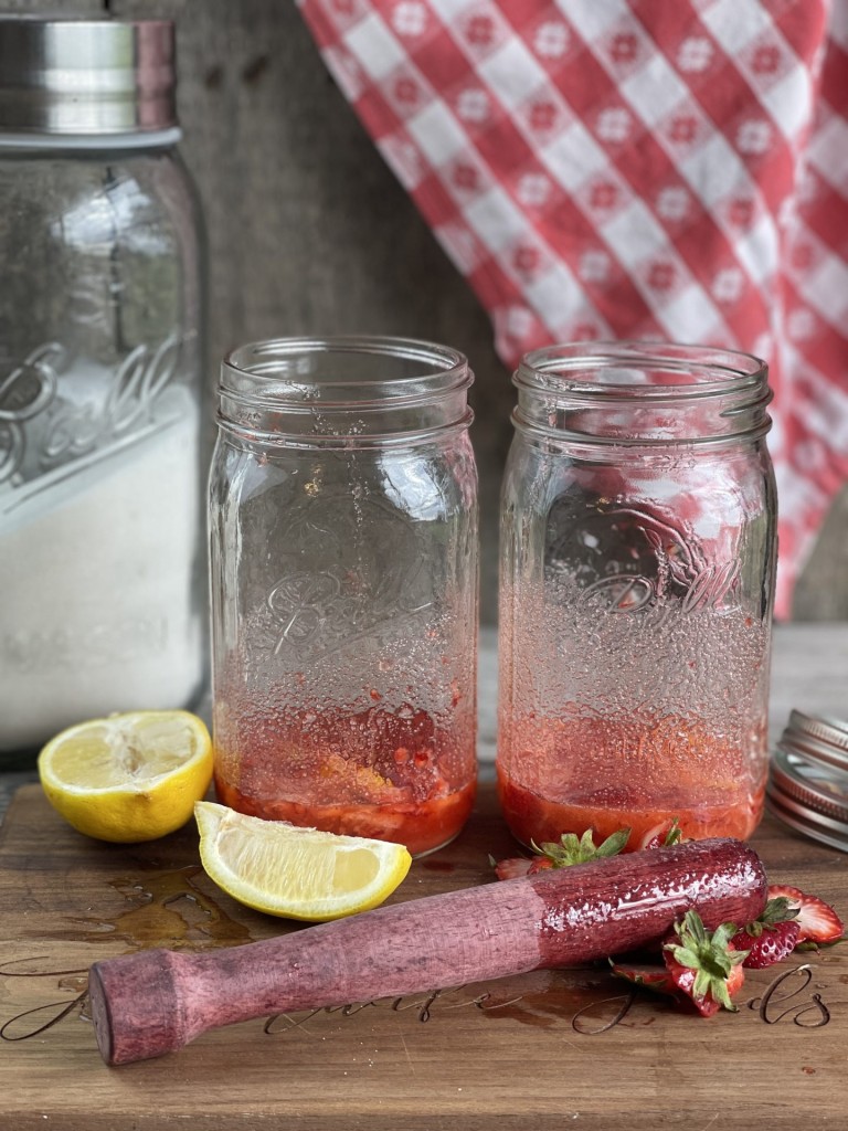 Strawberry Lemon Shake-Up from Farmwife Feeds. A simple fresh treat that is super easy to make, just like you get at fairs and festivals. #shakeup #strawberry #lemon